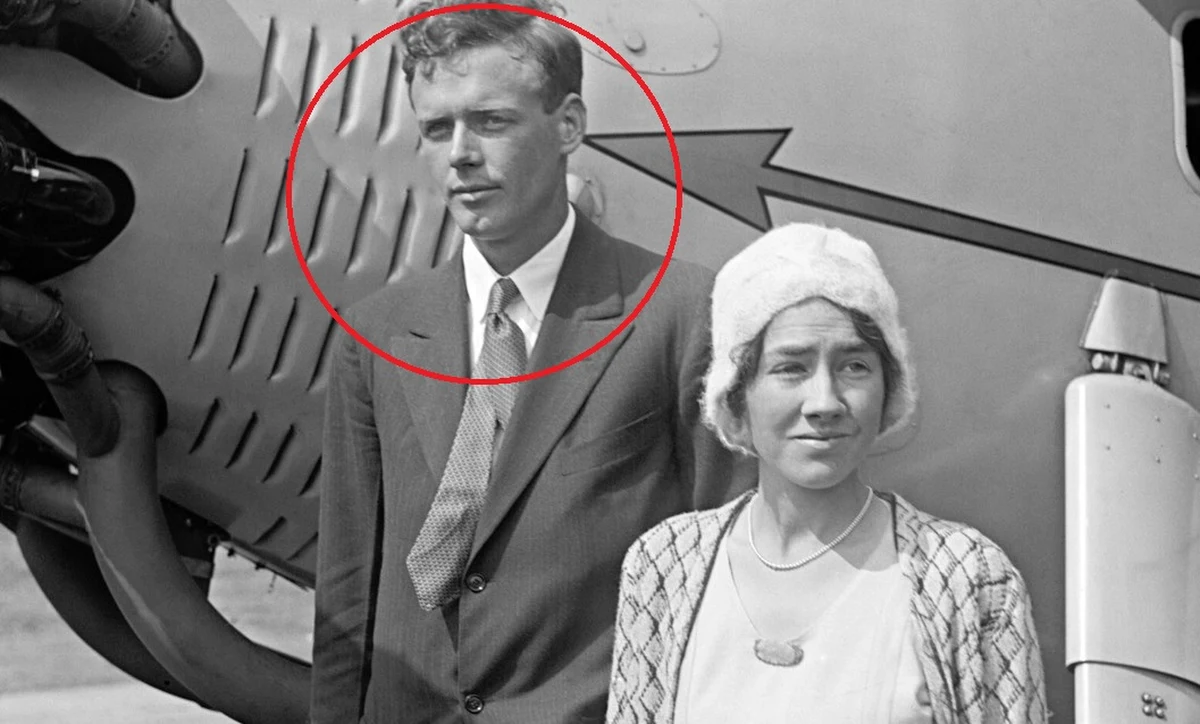 Czy Charles Lindbergh, amerykański bohater narodowy, stał za porwaniem i śmiercią swojego 20-miesięcznego syna? Grupa badaczy walczy w sądzie o dostęp do dowodów sprzed niemal wieku. Nowoczesne testy DNA śliny z listów porywacza mogą nie tylko zniszczyć legendę słynnego pilota, ale też oczyścić człowieka, którego w latach 30. stracono na krześle elektrycznym.