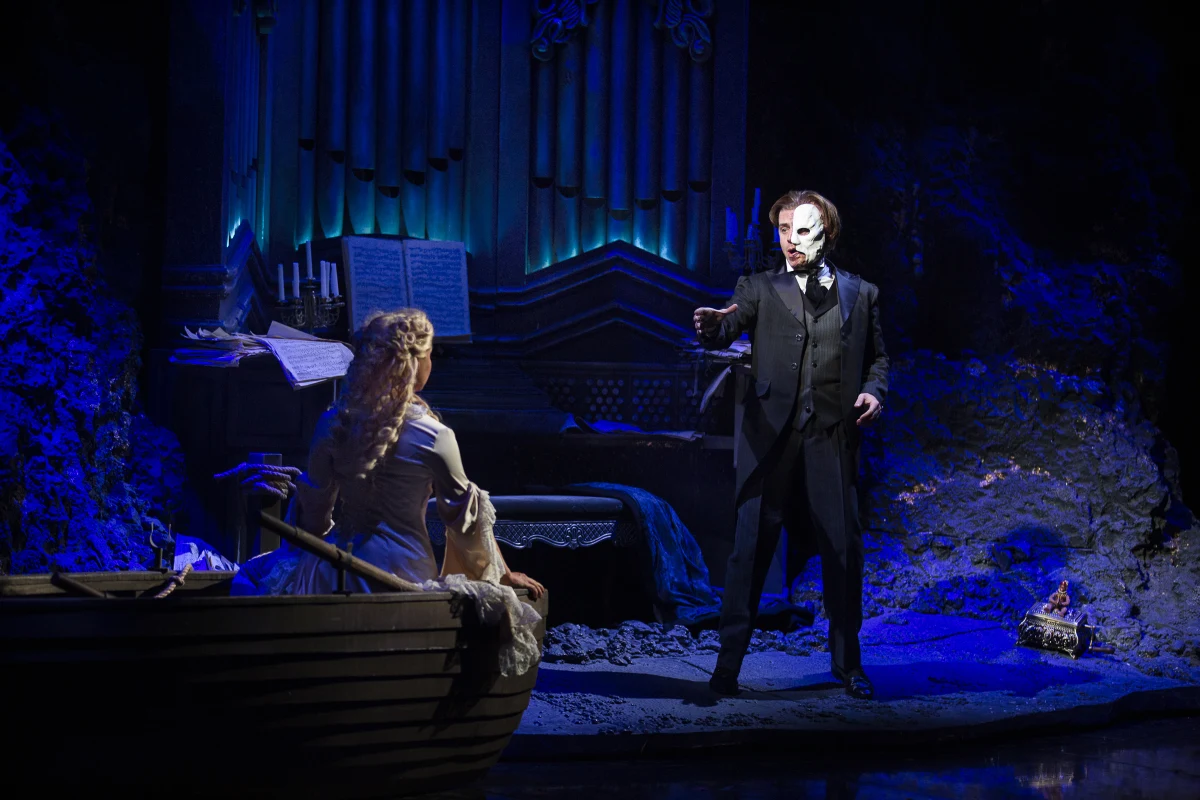 Gwiazdy londyńskiego West Endu i gigantyczne show na żywo już za kilka dni w Gliwicach. "The Phantom of the Opera" nadciąga do Polski z międzynarodową obsadą i orkiestrą na żywo. Kultowa historia i monumentalna scenografia stworzą widowisko sezonu. Oto co musisz wiedzieć przed premierą 12 czerwca.