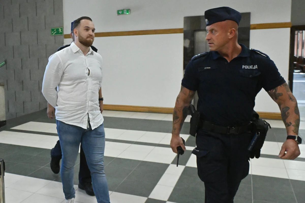 Sąd Okręgowy w Warszawie skazał Dawida Mirkowskiego (jest zgoda na publikację nazwiska) na 25 lat więzienia za zabójstwo 29-letniego mężczyzny w maju 2022 roku na Nowym Świecie. Wyrok nie jest prawomocny. Sprawa wzbudziła duże zainteresowanie ze względu na brutalność zdarzenia oraz fakt, że główny oskarżony przez wiele miesięcy ukrywał się za granicą.