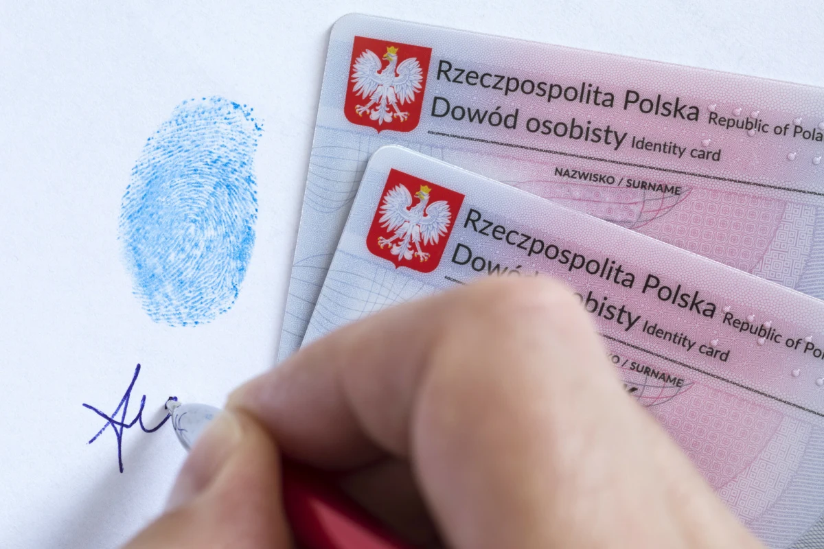Rząd szykuje rewolucję w urzędach, która ułatwi życie milionom Polaków. 1 lipca wejdą w życie nowe przepisy upraszczające formalności. Dowód osobisty odbierzesz w dowolnej gminie, seniorzy rzadziej wymienią dokumenty, a sprawy dla dzieci załatwisz szybciej przez internet.