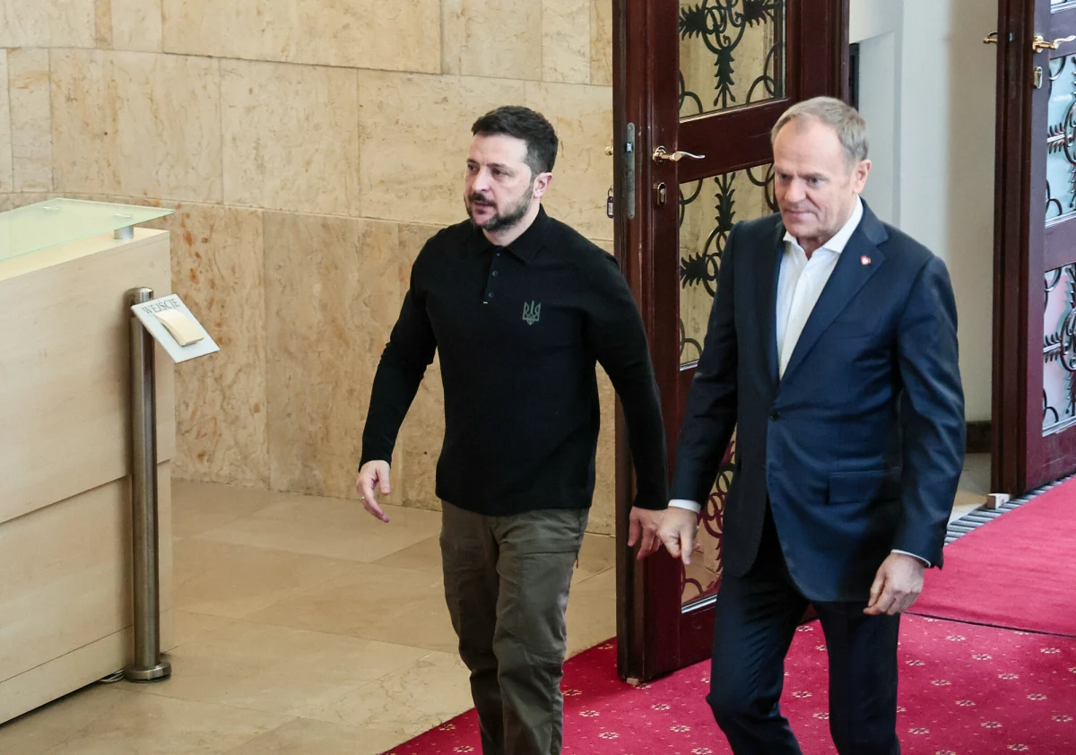 "Nikt nie ma prawa lekceważyć naszej wrażliwości. Jestem przekonany, że może za powoli, może z oporami, ale zaczyna to docierać do Ukraińców" – mówił Donald Tusk w trakcie konferencji prasowej. Premier zaznaczył, że podjął kroki na kilku szczeblach, aby to Kijów wziął odpowiedzialność za rozwiązanie kryzysu w relacjach polsko-ukraińskich po nadaniu wojskowej jednostce imienia "Bohaterów UPA". "Wydaje się, że wszyscy zrozumieli, że w interesie Polski i Ukrainy nie jest wymiana ciosów i większe emocje" – mówił. 