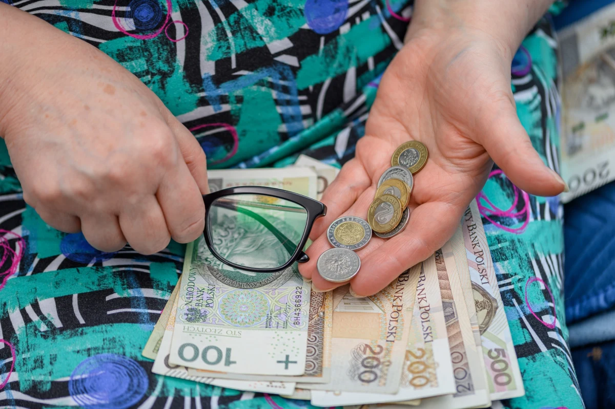 Rząd zaproponował, by w przyszłym roku emerytury i renty wzrosły o co najmniej 3,48 proc. Oznacza to, że prognozowana najniższa emerytura wzrosłaby od 1 marca 2027 r. o 68,85 zł, czyli do 2047,34 zł.