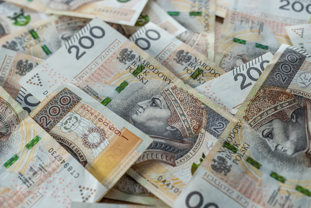 Rada Ministrów przyjęła propozycję wysokości minimalnego wynagrodzenia za pracę oraz minimalnej stawki godzinowej w 2027 roku. Z dokumentu przedstawionego przez Centrum Informacyjne Rządu wynika, że gabinet Donalda Tuska chce, by od 1 stycznia 2027 roku minimalne wynagrodzenie za pracę wynosiło 4950 zł brutto. Minimalna stawka godzinowa ma z kolei wynosić 32,30 zł brutto.