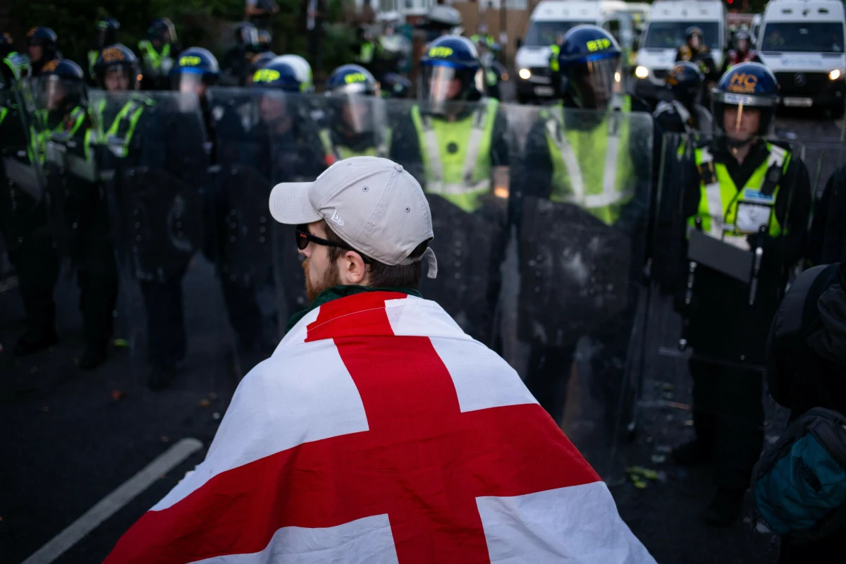 Nie milkną echa w sprawie okoliczności śmierci studenta Henry'ego Nowaka z Southampton. Rośnie skala dezinformacji. Dwoje brytyjskich policjantów zostało błędnie zidentyfikowanych przez internautów jako osoby odpowiedzialne za aresztowanie wykrwawiającego się 18-latka o polskich korzeniach. Fałszywe informacje potwierdził chatbot Grok, a Elon Musk wzywał do rozliczenia funkcjonariuszy. NASK ostrzega przed dezinformacyjnymi możliwościami Groka i samej platformy X.