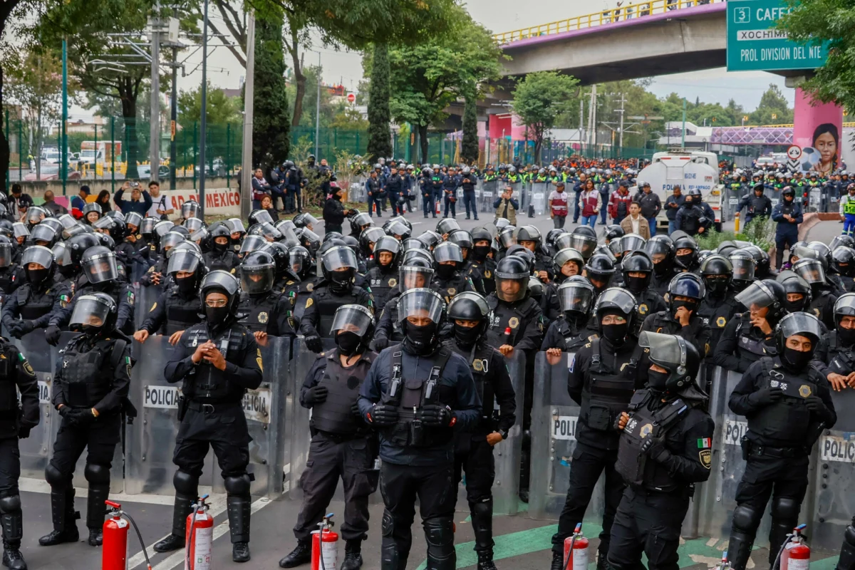 Tłumy protestujących związkowców zablokowały główną arterię prowadzącą do stadionu Azteca w Meksyku, gdzie już za dwa dni ma odbyć się uroczysta inauguracja piłkarskich mistrzostw świata. Nauczyciele domagają się podwyżek i zmian w systemie emerytalnym, a władze zapewniają, że otwarcie turnieju odbędzie się bez zakłóceń.
