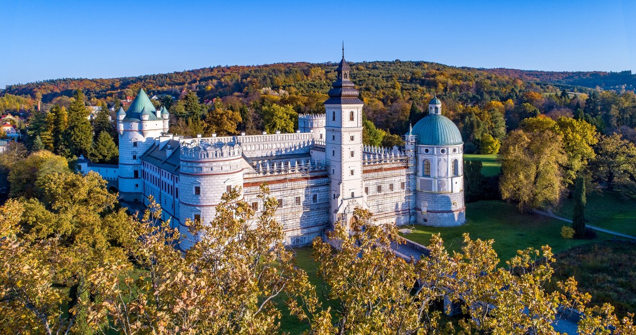 Ten zamek wygląda jak z bajki. Idealny pomysł na wycieczkę z Krakowa