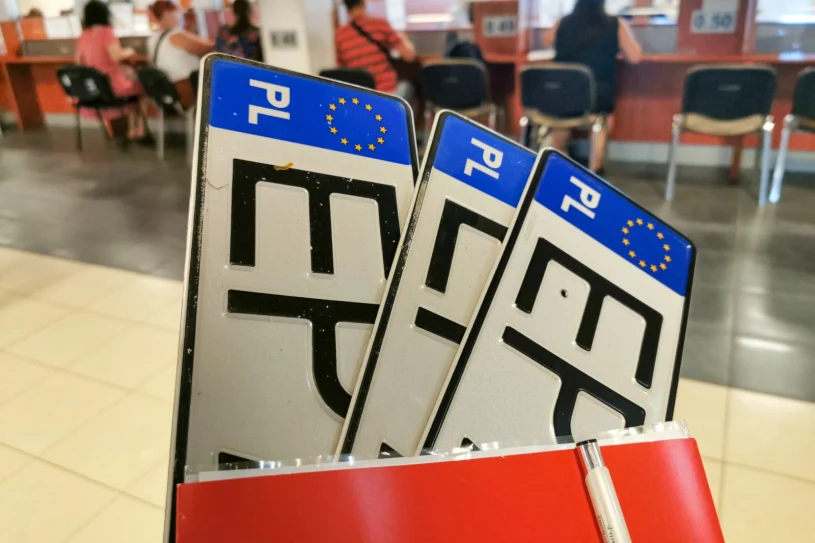 Nie trzeba już odkręcać tablic. Dziś weszły nowe przepisy