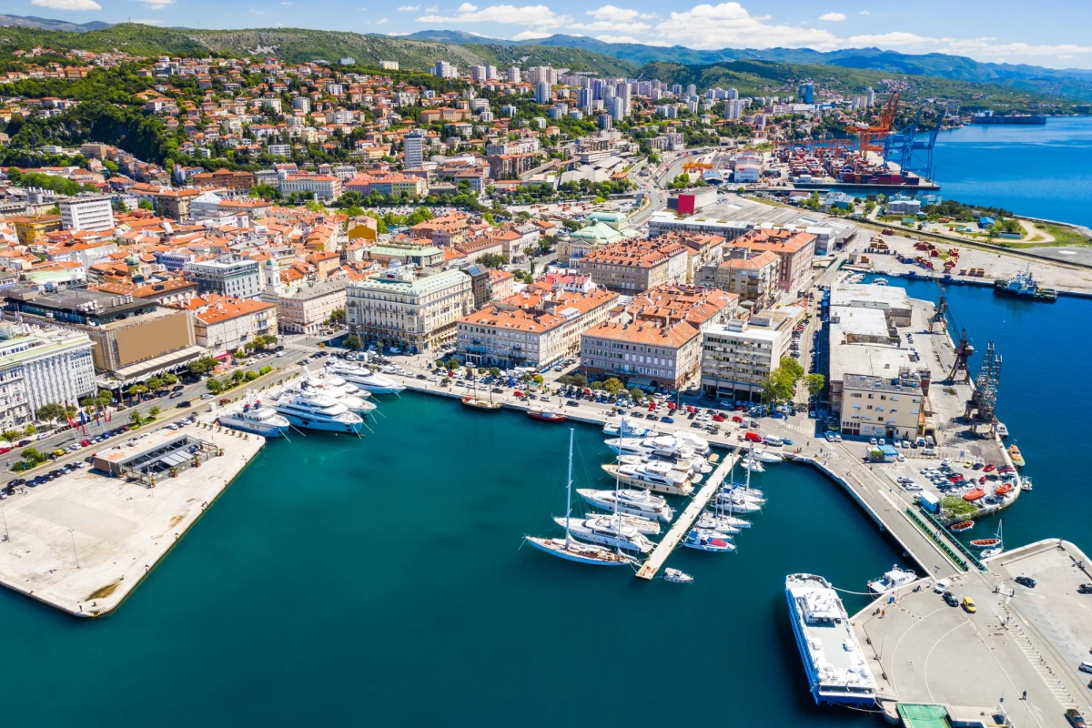 Do siatki połączeń z Polski do Rijeki dołączył Port Lotniczy w Lublinie. Podróż trwa zaledwie 1,5 godziny. Chorwacki kurort, choć dotąd ustępował popularnością takim kurortom jak Split czy Dubrownik, ma szansę dołączyć do grona hitów wakacyjnych wyjazdów Polaków. Pod koniec czerwca wraca bowiem bezpośredni pociąg Adriatic Express.