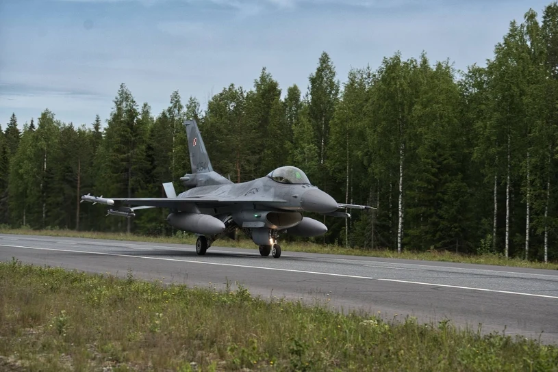 Polskie F-16 lądowały na drodze. DGRSZ: jako pierwsze w historii