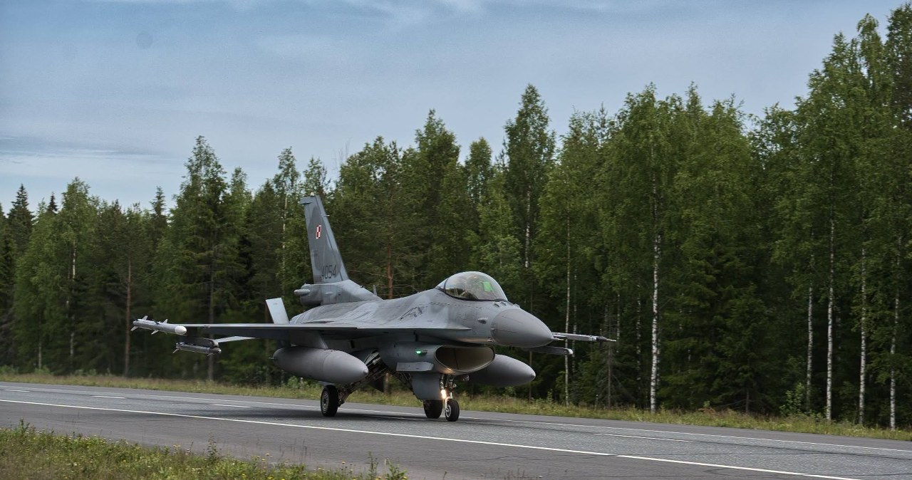 Polskie F-16 lądowały na drodze. DGRSZ: jako pierwsze w historii