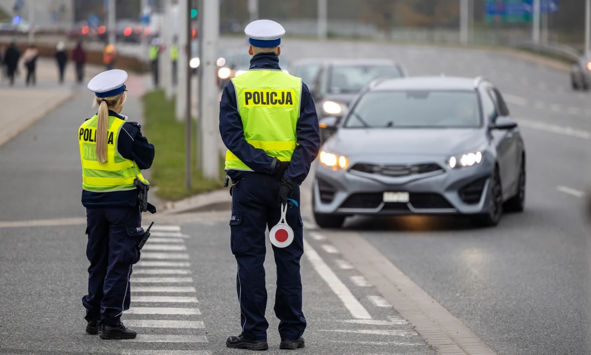 Prokuratura Regionalna w Białymstoku domaga się grzywien od 5 do 15 tys. zł dla 14 osób, w tym byłych funkcjonariuszy policji, oskarżonych m.in. o odstępowanie od karania za wykroczenia podczas kontroli drogowych. We wtorek przed białostockim sądem zakończył się proces w tej sprawie. Wyrok ma zapaść w czwartek.