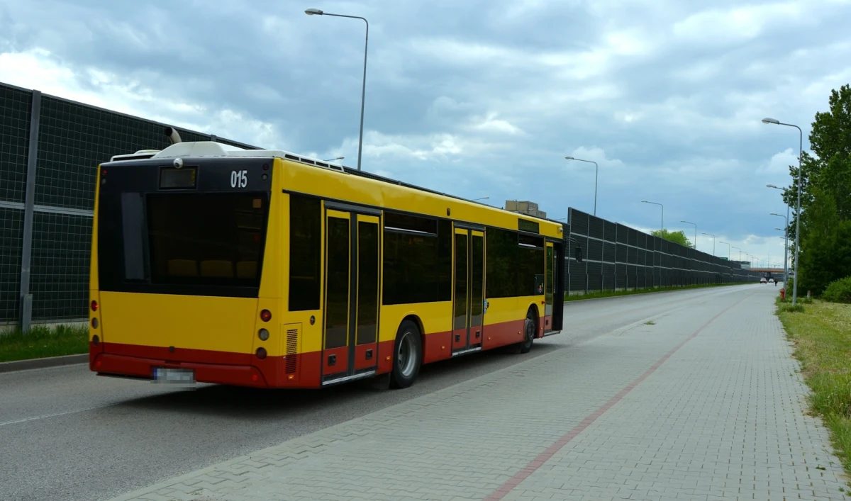 Nowa, tymczasowa organizacja ruchu na ulicy Łódzkiej (DK74) w Kielcach wprowadzona zostanie w nocy ze środy na czwartek. Miasto opublikowało obszerną informację dla kierowców, pasażerów komunikacji miejskiej czy pieszych.