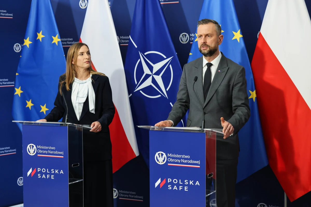 "Ostatnie godziny to nasilenie ataków hybrydowych ze Wschodu (...), dezinformacji dotyczącej szczególnie bezpieczeństwa Polski oraz programu SAFE" - powiedział minister obrony narodowej, wicepremier Władysław Kosiniak-Kamysz. "To wpisuje się w strategię Federacji Rosyjskiej niszczenia zaufania do państwa, rozbijania bezpieczeństwa Europy (...), siania zamętu, chaosu" - dodał, podając dwa konkretne przykłady haseł, które zaczęły szczególnie intensywnie funkcjonować w przestrzeni publicznej: "Sprzęt trafia do Ukrainy" i "SAFE rozbraja Polskę". Magdalena Sobkowiak-Czarnecka o mechanizmie SAFE powiedziała: "Nie ma tam niemieckiego przemysłu, nie ma wysyłania sprzętu na Ukrainę i nie ma dotacji na Ukrainę. Nie ma takiej możliwości zgodnie z rozporządzeniem SAFE".