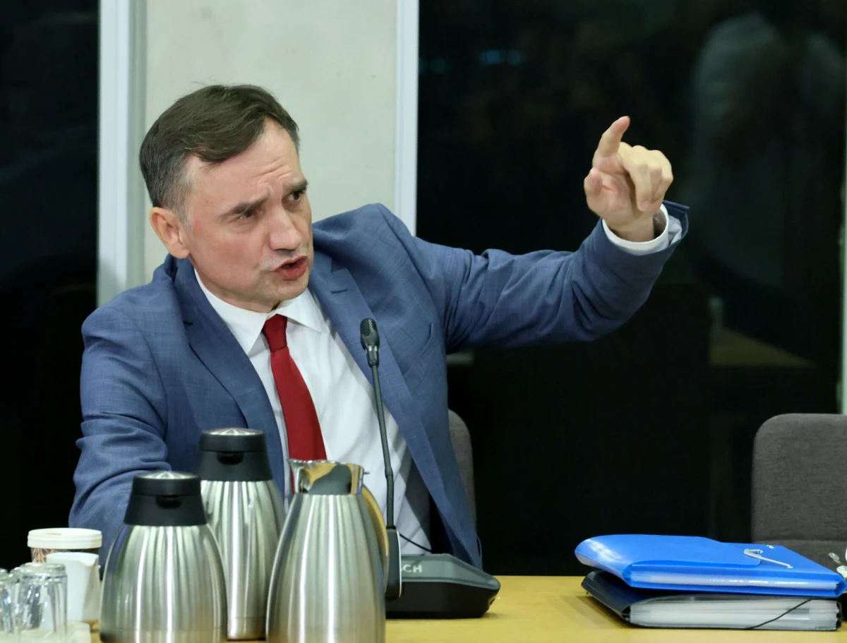 Termin wezwania Zbigniewa Ziobry do stawienia się przed węgierskimi władzami już minął. Chodzi o wszczętą w maju procedurę weryfikacji azylu politycznego, przyznanego byłemu ministrowi sprawiedliwości przez rząd Viktora Orbana. Jak ustalił dziennikarz RMF FM, Ziobro został wezwany do osobistego wyjaśnienia swojej sytuacji na 8 czerwca. Ponieważ Zbigniew Ziobro nie stawił się na wezwanie, wszczęta w maju procedura weryfikacji przyznanego mu przez rząd Viktora Orbana azylu będzie się toczyć bez jego udziału.