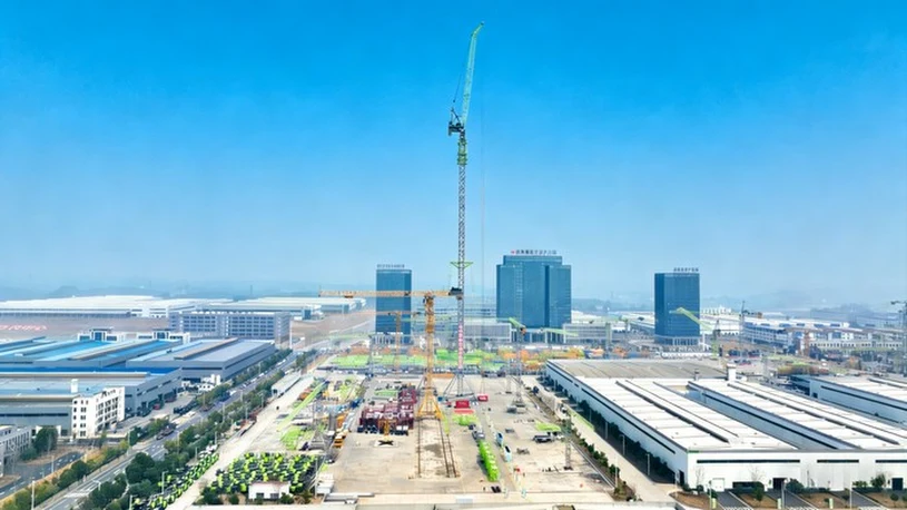 240 ton na 240 m. Ten dźwig może przyspieszyć rozwój energetyki wiatrowej