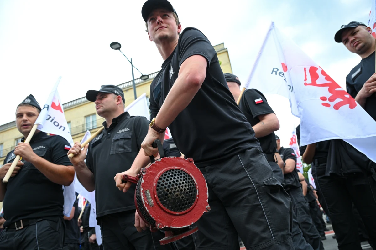 ​Duże utrudnienia w centrum stolicy. Do Warszawy zjechali funkcjonariusze Służby Więziennej z "Solidarności". Protestują przed siedzibą Ministerstwa Finansów przy ul. Świętokrzyskiej.