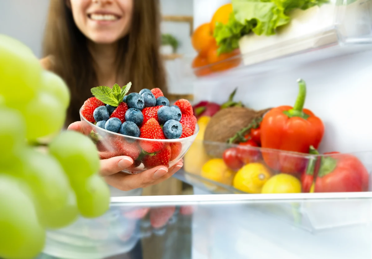 Powszechna zasada "5 porcji warzyw i owoców dziennie" od lat uchodzi za fundament zdrowej diety. Najnowsze badania opublikowane w czasopiśmie "Food and Function" dowodzą jednak, że sama ilość to za mało. Okazuje się, że kluczem do zdrowego serca są konkretne produkty bogate w flawanole. Sprawdź, co musisz włączyć do codziennego menu, aby realnie wzmocnić układ krążenia i dlaczego popularna ciemna czekolada może Cię rozczarować.