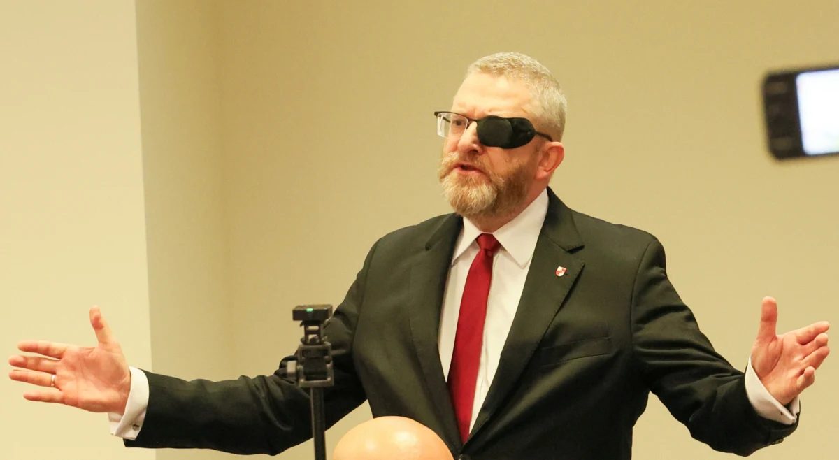Sąd Apelacyjny w Krakowie wydał prawomocne postanowienie zakazujące europosłowi Grzegorzowi Braunowi publicznego rozpowszechniania informacji godzących w dobre imię i wizerunek Muzeum Auschwitz-Birkenau. Decyzja jest efektem procesu o naruszenie dóbr osobistych, który muzeum wytoczyło politykowi po jego kontrowersyjnych wypowiedziach.