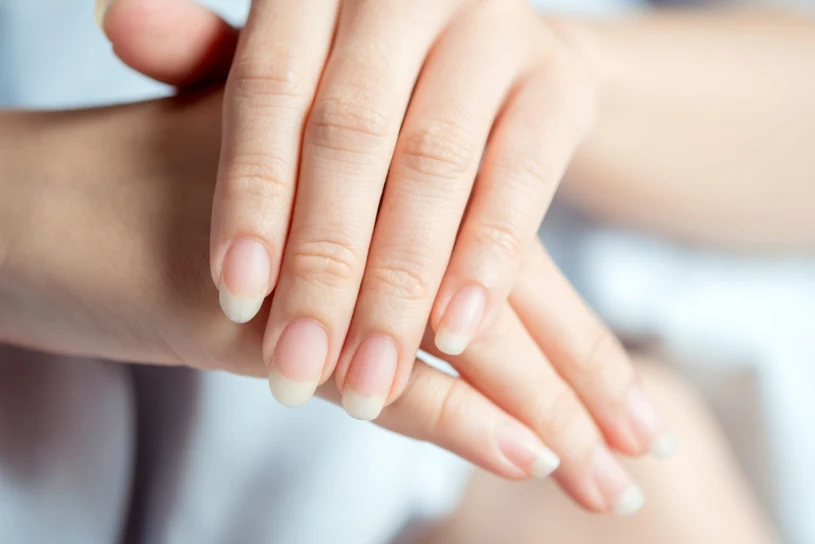 Laminacja paznokci: zabieg wzmacniający płytkę bez hybrydy