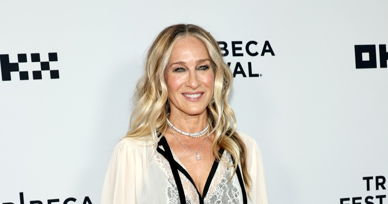 Sarah Jessica Parker w centrum uwagi. Jej koronkowa stylizacja to hit lata 2026