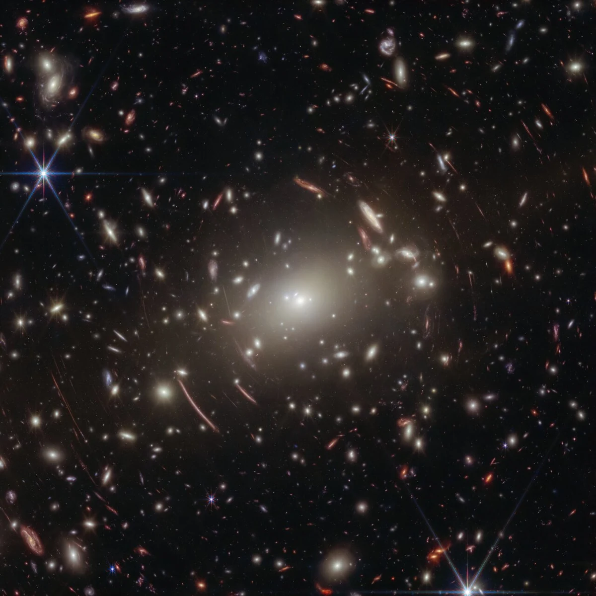 Przełomowe odkrycie naukowców, korzystających z Kosmicznego Teleskopu Jamesa Webba, opisuje dziś czasopismo "The Astrophysical Journal". Zespół kierowany przez Vasilija Kokoreva z Uniwersytetu Teksańskiego w Austin, wskazuje najpoważniejsze dowody na istnienie tzw. "gwiazd czarnych dziur". Pozwoliła na to analiza widma jednego z tajemniczych obiektów znanych jako "małe czerwone kropki" (LRD – Little Red Dots). Naukowcy zidentyfikowali go jako GLIMPSE-17775. 