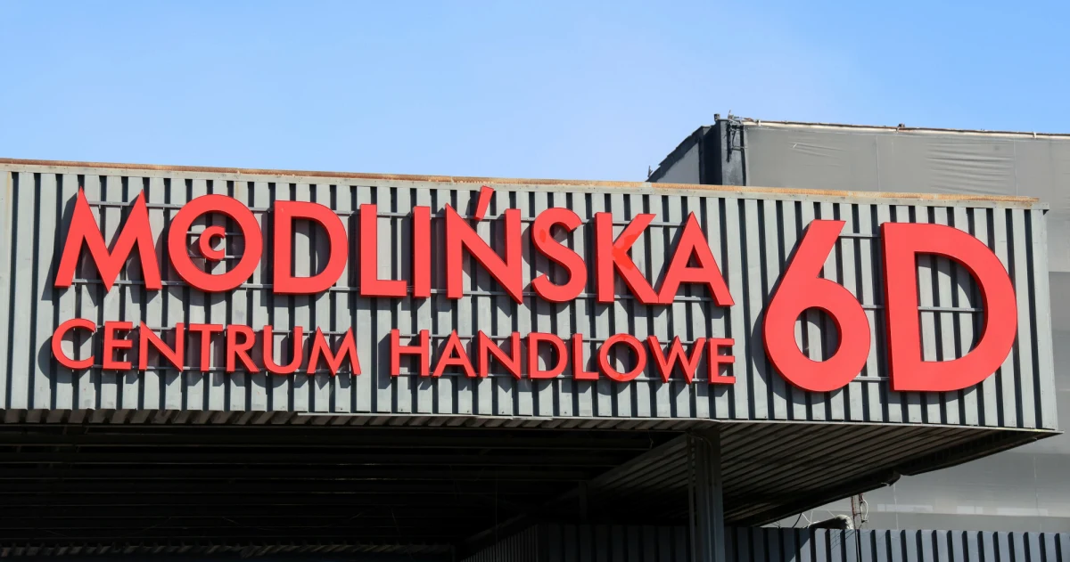 Śledztwo w sprawie uporczywego nękania kupców przez zarządcę hali na Modlińskiej 6d w Warszawie zostało umorzone. Chodzi o głośny konflikt zarządcy nieruchomości z przedsiębiorcami, głównie osobami, które na Modlińską przeniosły się ze spalonego centrum handlowego przy Marywilskiej.
