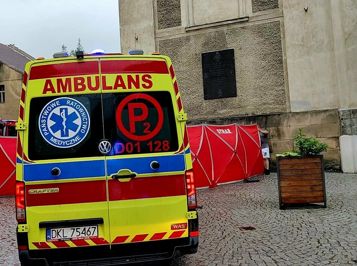 Poważny wypadek drogowy w miejscowości Bardo (woj. dolnośląskie). Ze wstępnych ustaleń policji wynika, że 52-latek z nieznanych przyczyn nagle zjechał z jezdni na chodnik. Tam potrącił, a następnie przygniótł do muru dwóch pieszych. Niestety, ich życia nie udało się uratować. Jak ustaliła reporterka RMF FM Martyna Czerwińska, jedna z ofiar to osoba nieletnia.
