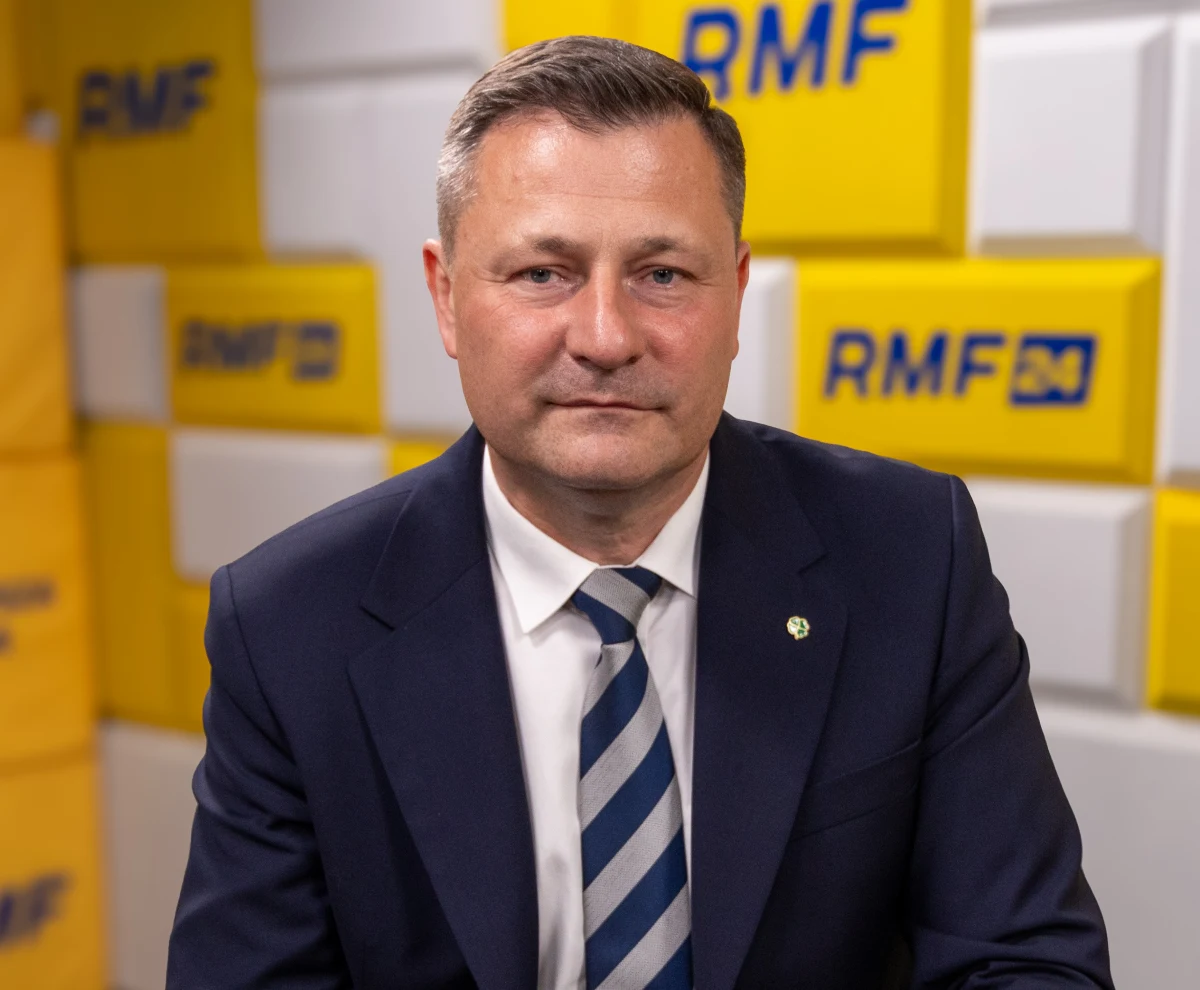 "Optymistycznie odbieram treść komunikatu po spotkaniu kapituły. Myślę, że nie jestem w tym odosobniony. Liczę, że prezydent Nawrocki nie będzie się spieszył z tą decyzją. Dajmy czas stronie ukraińskiej na wyciągnięcie wniosków z fatalnego błędu, jakim było nadanie imienia UPA jednej z jednostek wojskowych" - powiedział w Popołudniowej rozmowie w RMF FM przewodniczący klubu parlamentarnego PSL Krzysztof Paszyk, odnosząc się do kwestii decyzji odebrania Wołodymyrowi Zełenskiemu Orderu Orła Białego, co zapowiadał Karol Nawrocki. Polityk skomentował także udział prezydenta w urodzinach Donalda Trumpa. "Oczekiwałbym, aby włączył się w działania zmierzające do utworzenia stałej bazy amerykańskiej w Polsce" - stwierdził. 
