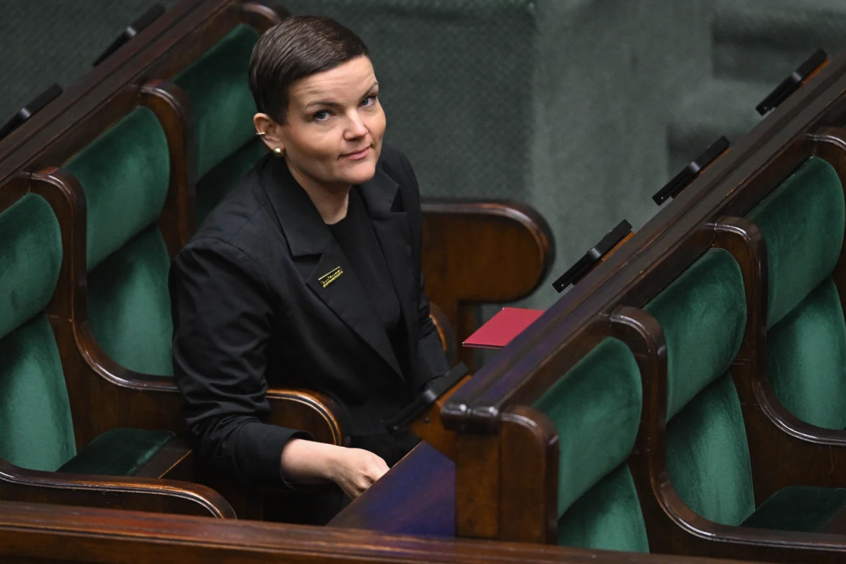 PiS chce odwołania ministra kultury Marty Cienkowskiej. Ruszyła zbiórka podpisów pod wnioskiem o wotum nieufności wobec niej. Politycy PiS zarzucają ministrze m.in. ignorancję i brak kompetencji. "Oderwała się od rzeczywistości" - komentuje Mariusz Błaszczak, szef klubu PiS.


