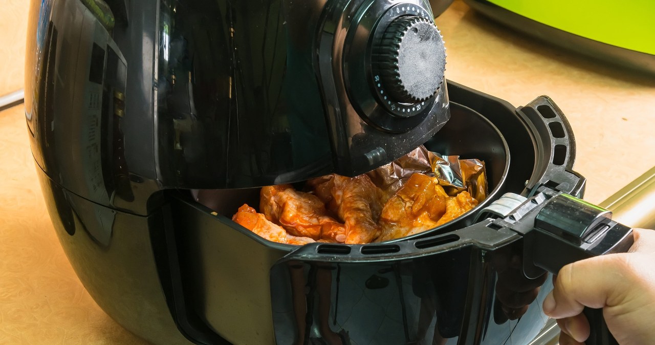 Trzy łyżki dodaj do szufladki. Airfryer będzie czyściutki i bez zapachu