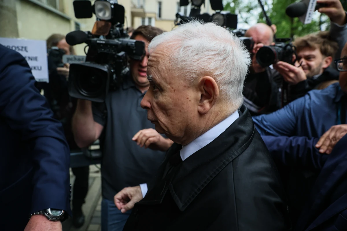 Około godz. 19 zakończyło się przesłuchanie prezesa PiS Jarosława Kaczyńskiego w związku z postępowaniem w sprawie tzw. dwóch wież. Polityk przesłuchiwany był w charakterze świadka od godz. 10. Wszystko odbyło się - wedle słów prok. Piotra Antoniego Skiby - w dobrej atmosferze, aczkolwiek "pojawiły się w pewnym momencie pewne zgrzyty, niemające większego wpływu na dalszy tok przesłuchania".