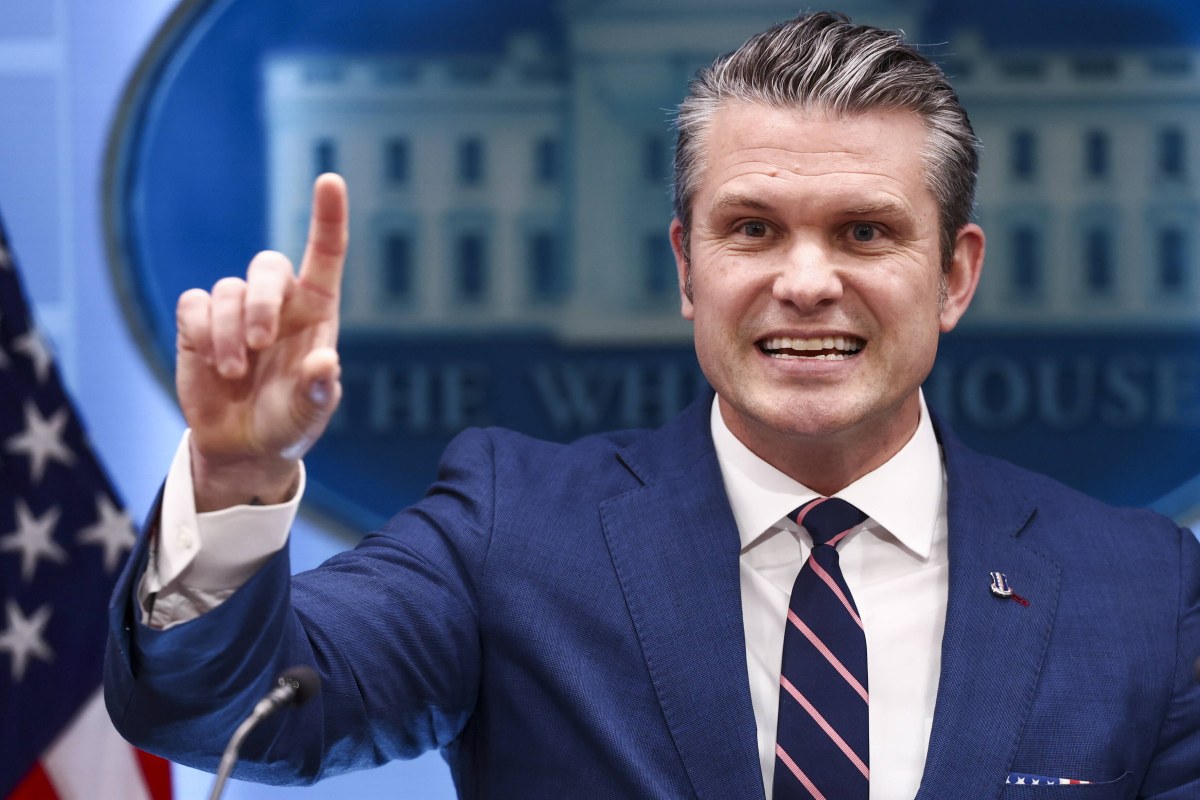 "Zbombardujemy najważniejsze obiekty". Hegseth grozi Iranowi