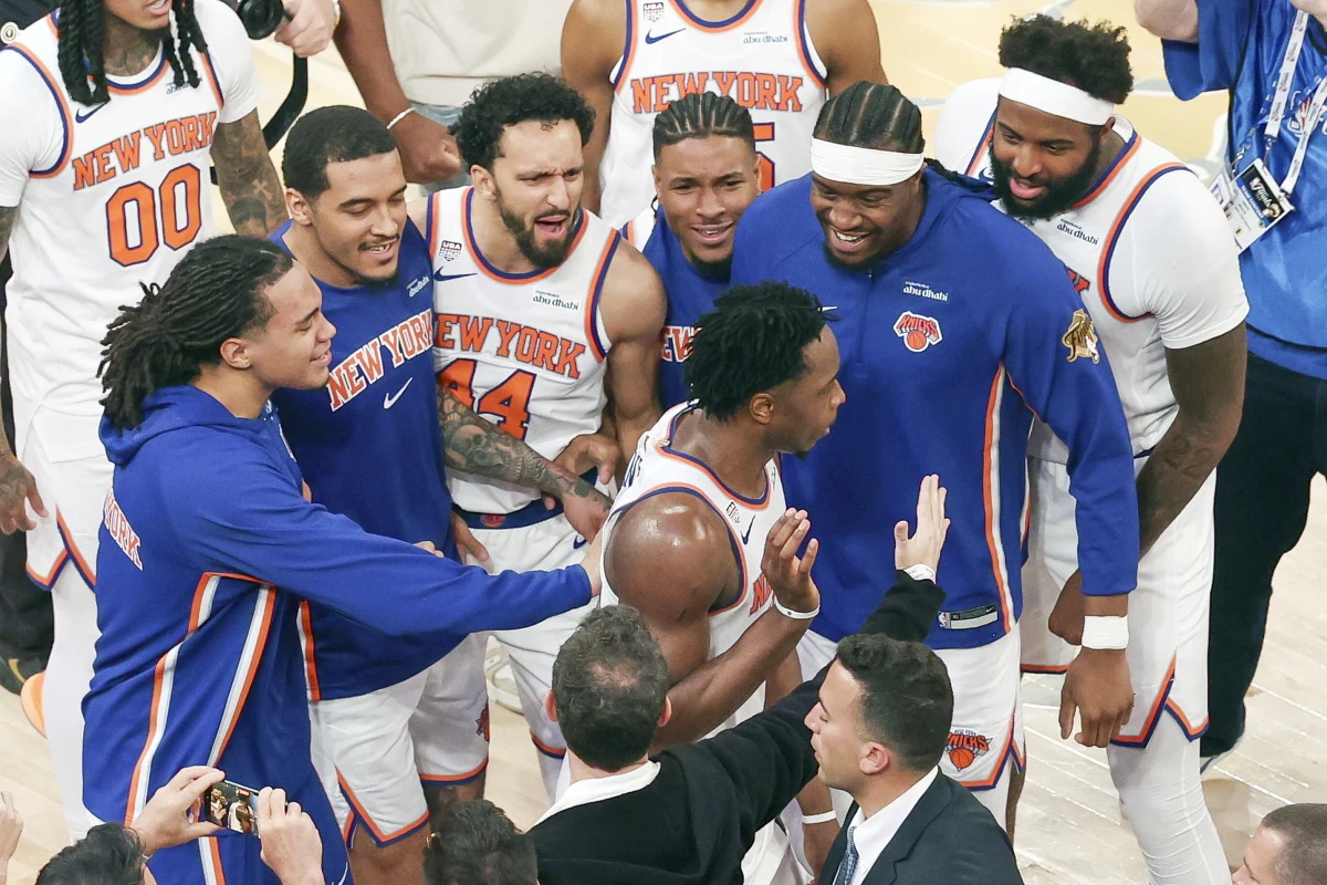 Ekipa New York Knicks odrobiła 29-punktową stratę w czwartym meczu finału NBA, pokonując we własnej hali San Antonio Spurs 107:106. Jeremy Sochan rozegrał trzy minuty w drużynie zwycięzców, którzy w finałowej serii prowadzą 3-1 i jedna wygrana dzieli ich od tytułu.