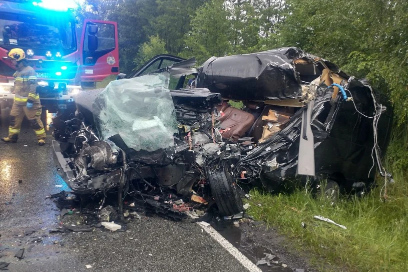 Bus zderzył się z ciężarówką. Tragiczny wypadek, nie żyje jedna osoba