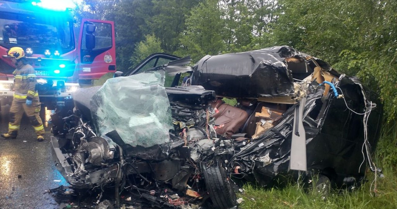 Bus zderzył się z ciężarówką. Tragiczny wypadek, nie żyje jedna osoba