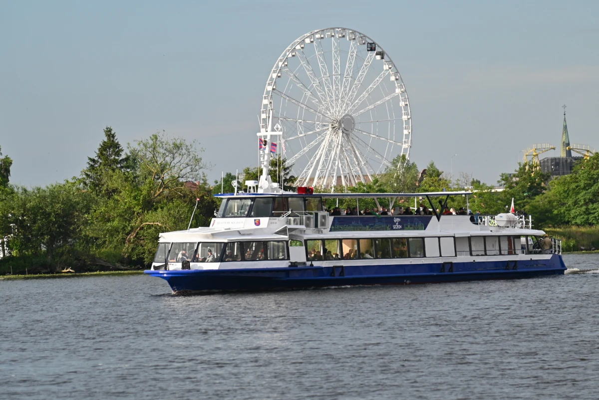Od 4 lipca mieszkańcy i turyści będą mogli skorzystać z tramwaju wodnego na trasie Szczecin - Mescherin - Gartz. Rejsy będą odbywać się w każdą sobotę i niedzielę aż do 5 września, prowadząc przez malownicze tereny Doliny Dolnej Odry i Międzyodrza - jednego z najcenniejszych przyrodniczo obszarów Europy Środkowej.