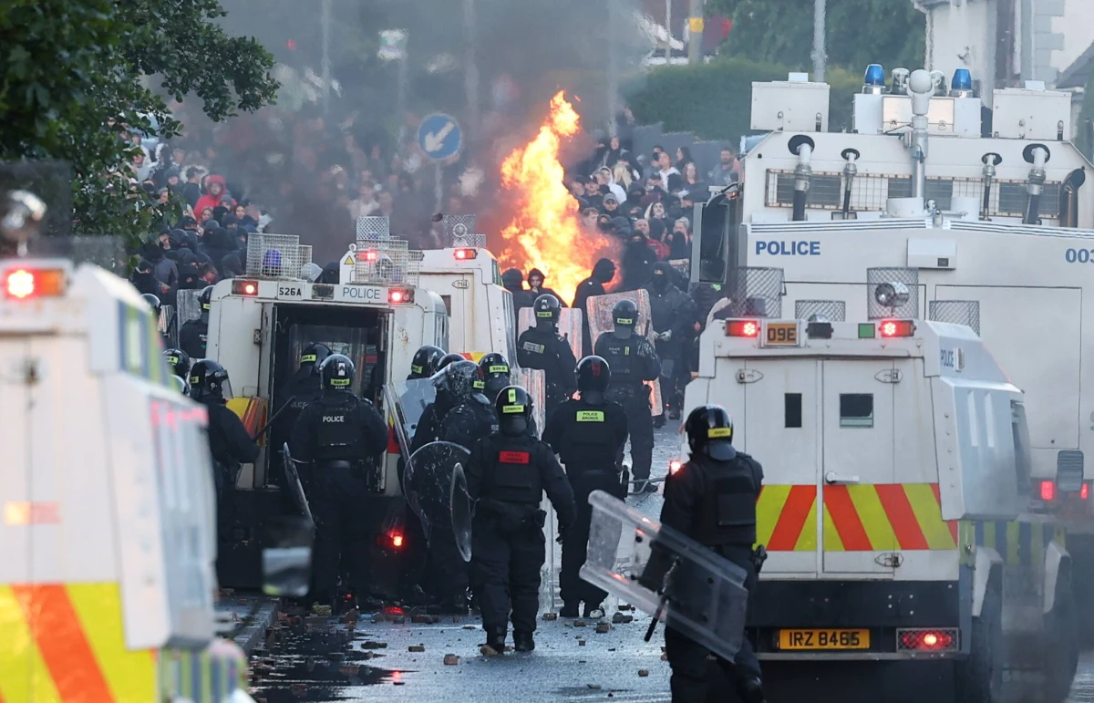 Druga noc antyimigracyjnych zamieszek w Irlandii Północnej przyniosła kolejne starcia demonstrantów z policją. Jak informuje "Guardian", funkcjonariusze użyli armatek wodnych, by rozpędzić tłum około 300 osób w rejonie ronda Sandyknowes - 13 km od Belfastu.