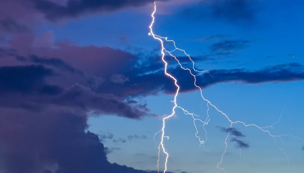 Nowe ostrzeżenia meteorologiczne wydał Instytut Meteorologii i Gospodarki Wodnej dla zachodniej części kraju. Alert I stopnia przed burzami obowiązuje dziś od godziny 12:00 do godziny 20:00. Burzom będą towarzyszyć silne opady deszczu od 20 mm do 25 mm, porywy wiatru do 70 km/h, a lokalnie grad.
