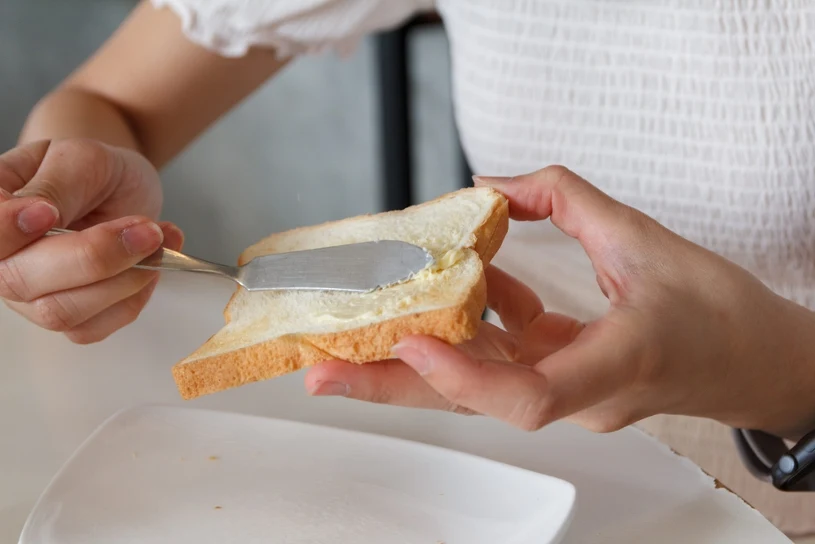 Jeśli nie możesz schudnąć, zamień masło na hummus. Zobaczysz różnicę
