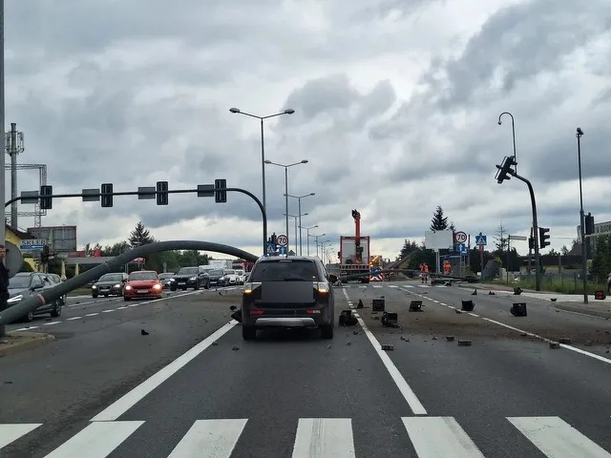 Do niecodziennej sytuacji doszło w czwartek przed południem na wjeździe do Krakowa od strony Zakopanego. Ciężarówka z wysięgnikiem strąciła bramownicę z sygnalizacją świetlną.