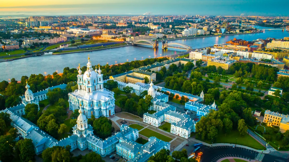Sankt Petersburg to jedno z najpiękniejszych miast świata i jedno z największych miast Europy. Zachwyca swoją architekturą, pałacami i pięknymi uliczkami, nie bez powodu nazywane jest "Wenecją Północy". Prawdziwe imperium powstało jednak na kościach i przelanej krwi tysięcy chłopów, których ciała nigdy nie doczekały się pochówku, a po prostu zostały zalane betonem. O mieście pisał m.in. Adam Mickiewicz w III części "Dziadów": "Kto widział Petersburg, ten powie, że budowały go chyba Szatany".