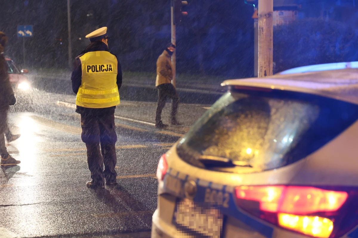Sąd Rejonowy w Białymstoku skazał 12 osób – wśród nich byłych funkcjonariuszy policji – w procesie dotyczącym nieprawidłowości podczas kontroli drogowych. Oskarżeni mieli m.in. doprowadzać do odstępowania od karania kierowców za wykroczenia. Zapadły wyroki grzywny od 3 tys. do 10 tys. zł. Orzeczenie jest nieprawomocne.