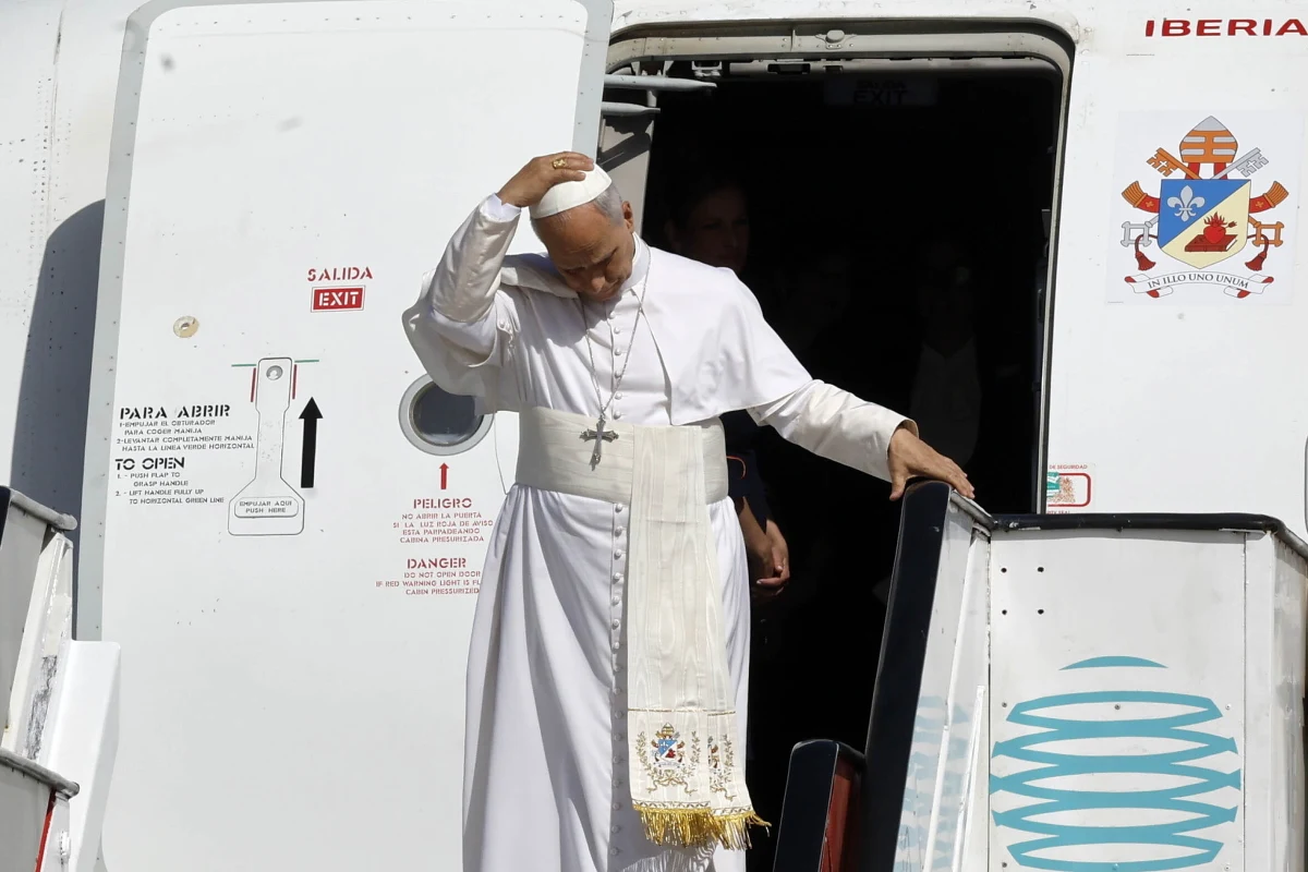 O potworach, które grasują na morzu, mówił w czwartek papież Leon XIV podczas wizyty na Wyspach Kanaryjskich. Skrytykował w ten sposób mafie przemytników migrantów i handlarzy ludźmi. Dodał, że potworna jest także obojętność wobec losu migrantów.