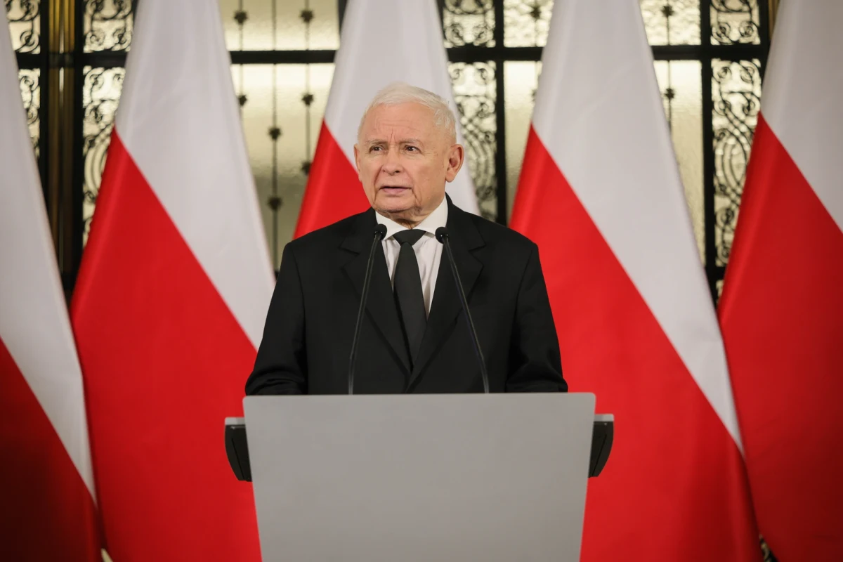 "Zbliżają się wybory, więc można się spodziewać wszystkiego najgorszego. To jest władza, która nie ma żadnych oporów, ale przede wszystkim to władza zewnętrzna. To władza, która rządzi dzięki poparciu zewnętrznemu, przede wszystkim Niemiec" – mówił Jarosław Kaczyński na konferencji prasowej w Sejmie. W ten sposób odniósł się do decyzji sądu ws. częściowego zwolnienia Michała Rachonia z zachowania tajemnicy ws. okoliczności publikacji nagrań rozmów telefonicznych Romana Giertycha z Donaldem Tuskiem i Jarosławem Kurskim. Zdaniem prezesa PiS, ta decyzja świadczy o "dążeniu do - być może - likwidacji wolności słowa w Polsce'. 