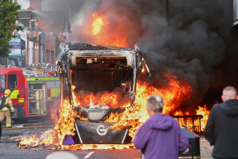 "Belfast płonie". Potężne zamieszki, niemieckie me