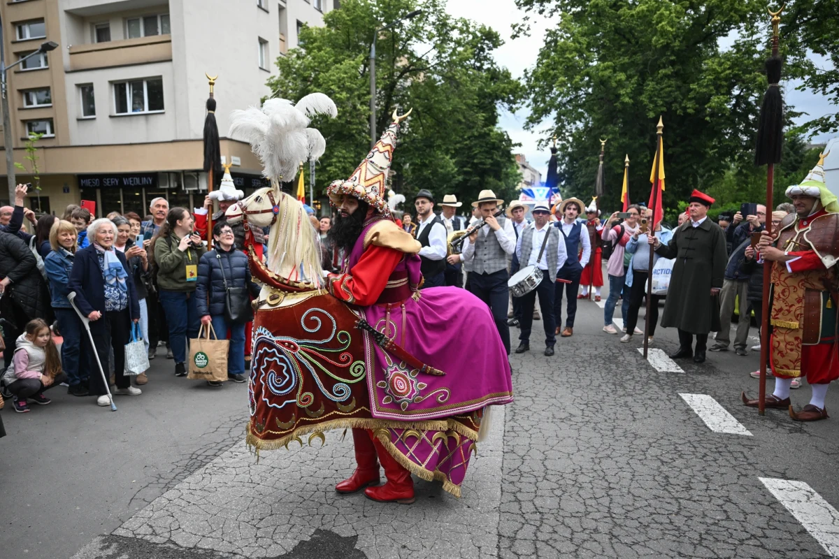 Pochód Lajkonika, czyli tradycyjny, barwny korowód, który można zobaczyć w Krakowie co roku w pierwszy czwartek po święcie Bożego Ciała, przeszedł ulicami miasta. To jedna z najstarszych i najpiękniejszych tradycji stolicy Małopolski. Podchód wyruszył o godz. 12:30 sprzed siedziby Wodociągów Miasta Krakowa przy ul. Senatorskiej 1. Lajkonikowy orszak przemierzył tradycyjną trasę ze Zwierzyńca do Rynku Głównego.