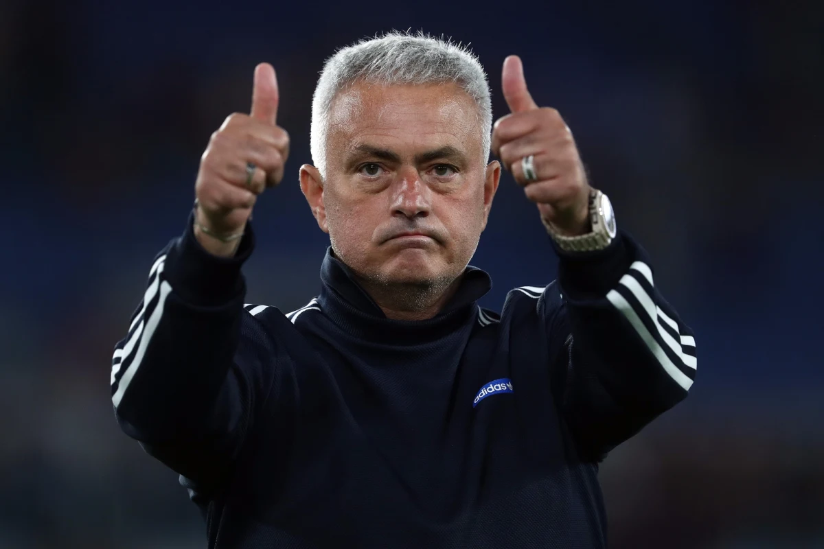 Portugalczyk Jose Mourinho po raz drugi został trenerem Realu Madryt. Oficjalne potwierdzenie pojawiło się w mediach społecznościowych "Królewskich". "The Special One" związał się ze stołecznym klubem trzyletnim kontraktem. Największym wyzwaniem będzie dla niego uspokojenie nastrojów w skłóconej i rozczarowanej brakiem sukcesów szatni Realu. 