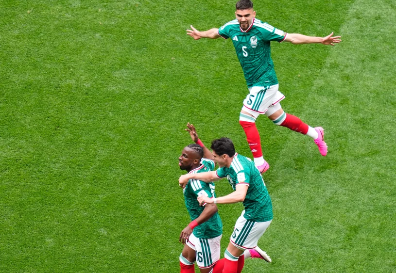 Meksykańska fiesta na otwarcie mundialu. Dwa gole, aż trzy czerwone kartki