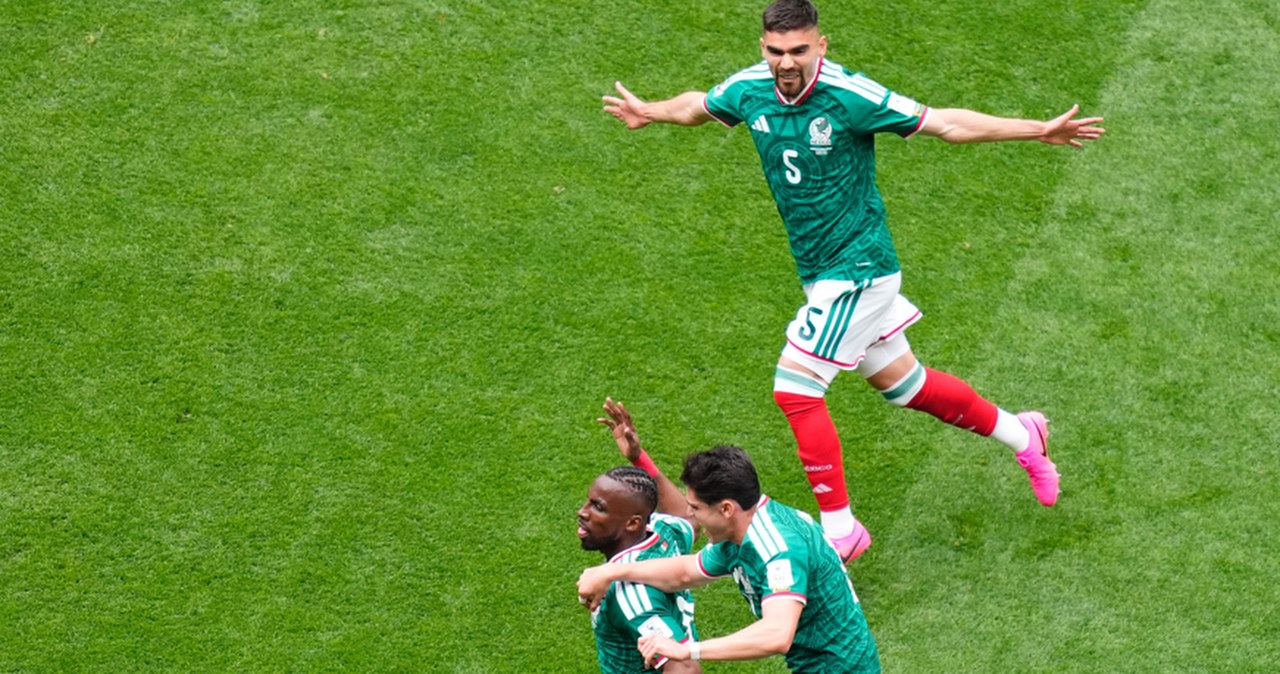 Meksykańska fiesta na otwarcie mundialu. Dwa gole, aż trzy czerwone kartki