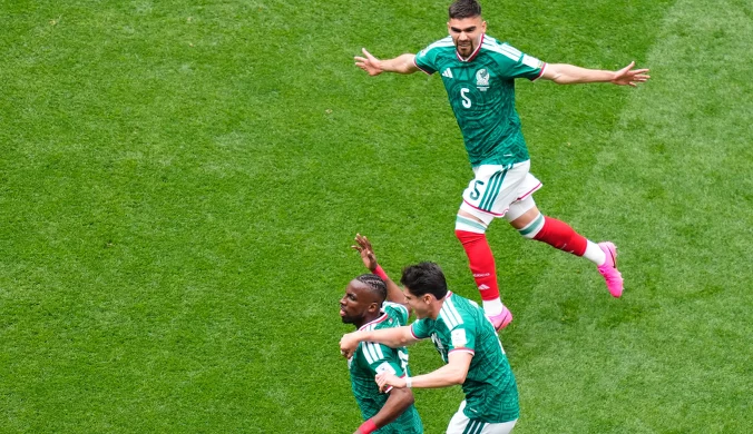 Meksykańska fiesta na otwarcie mundialu. Dwa gole, aż trzy czerwone kartki